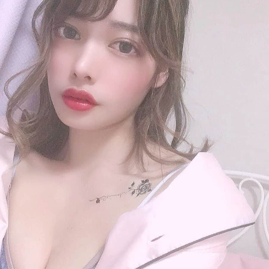 廣澤衣里のインスタグラム：「🥀 *  おうち時間、いかがお過ごしですか？  ひまです、ひまですよね。 ひますぎて、タトゥーを彫りました。  うそです。 こちらは、@suhada_irodore さんの タトゥーシールです。超リアル。  さりげなく鎖骨の下にいれて オフショルの服着てチラ見せとか 可愛いよね。。はやく服着たい。  オシャレできないと女性らしさが 失われていくような気がするので、  女性の諸君は、 女性らしくあるために 適度に可愛いランジェリーを着て 気持ちを高めていきましょう。。♡ そして、タトゥーシールが "いつもの日常を少しだけ特別に" してくれるでしょう。 楽しんでいきましょう。 *  #おうち時間 #suhada #suhada_tattoo #suhada女子 #タトゥーシール #おうちイルフェ #lingerie #ランジェリー #毒っぽガーリー #オトナっぽカワイイ #ひまつぶし #前の携帯やから画質クソ悪い」