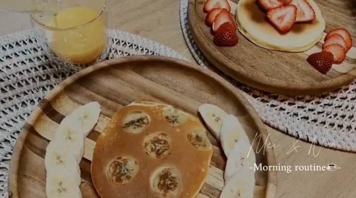 美生のインスタグラム：「𝕄𝕖𝕚 & ℕ𝕠𝕟ㅤ﻿ 𝕄𝕠𝕣𝕟𝕚𝕟𝕘  𝕣𝕠𝕦𝕥𝕚𝕟𝕖🐣﻿ ﻿ ﻿ 夜な夜な編集が楽しくて﻿ 寝不足のおかん🥱﻿ ﻿ 毎朝娘たちより早く起きて﻿ 寝顔を眺めるのが﻿ 至福の時…♡﻿ 2人が目を覚ましたら戦争がstart🙃﻿ ﻿ これは短縮ver.で フルver.を送った 両家の両親からも﻿ 大好評で何より😂🙏🏻💕﻿ ﻿ ﻿ つぎは娘たちのお風呂シリーズか﻿ 👨🏾のモーニングルーティーンで🤞🏻﻿ ﻿ ﻿」
