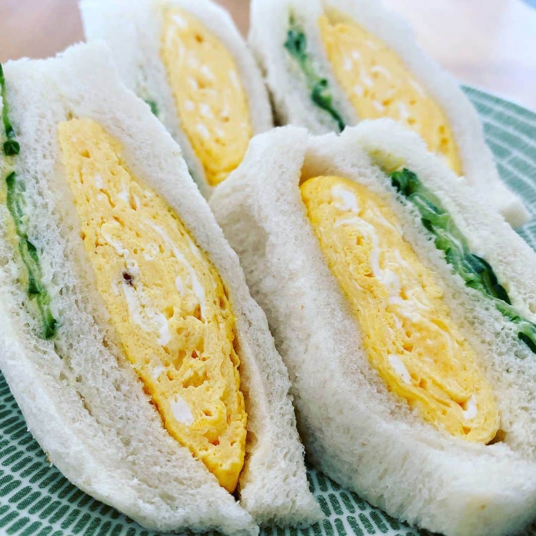 のインスタグラム：「【名古屋テイクアウト ⑨】西アサヒ 天池店（荒畑） かつて西区・円頓寺商店街に存在した喫茶店「西アサヒ」（現在の「なごのや」）。あの名店で人気を博した伝説の玉子サンドが地元・昭和区で味わえます🥪ふわとろ玉子と辛子マヨネーズで和えたキュウリがベストマッチ🥚🥒営業している店が数少ない天池商店街で頑張っているレトロな喫茶店。優しく接客してくれたお母さん、いつまでもお元気で！ 名古屋市昭和区御器所3-10-3 052-882-3012  #昭和区 #テイクアウト #昭和区テイクアウト #名古屋テイクアウト #西アサヒ #西アサヒ天池店 #玉子サンド #たまごサンド #サンドウィッチ #おうち時間 #おうちご飯 #メーテレ #アナウンサー #倉橋友和 #倉めし #倉めしテイクアウト #3密を避けて #stayhome #stayathome #コロナに負けるな」