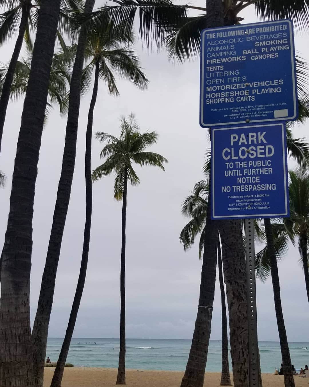 瀬川慶のインスタグラム：「Park closed means CLOSED, but city parks will open from tomorrow with limited activities. Keep social distancing! ビーチで過ごすのはNGですが、明日から市管轄のパークでの運動が解禁!でも人との距離間は引き続き守ろうね!  #hawaii #aloha #waikiki #waikikibeach #stayhome #covid19hawaii #ハワイ　#アロハ　#ワイキキ　#ワイキキビーチ　#ステイホーム　#外出自粛 #ソーシャルディスタンス #コロナに負けるな #一緒に頑張ろうね #おうちでハワイ #ハワイ州観光局」