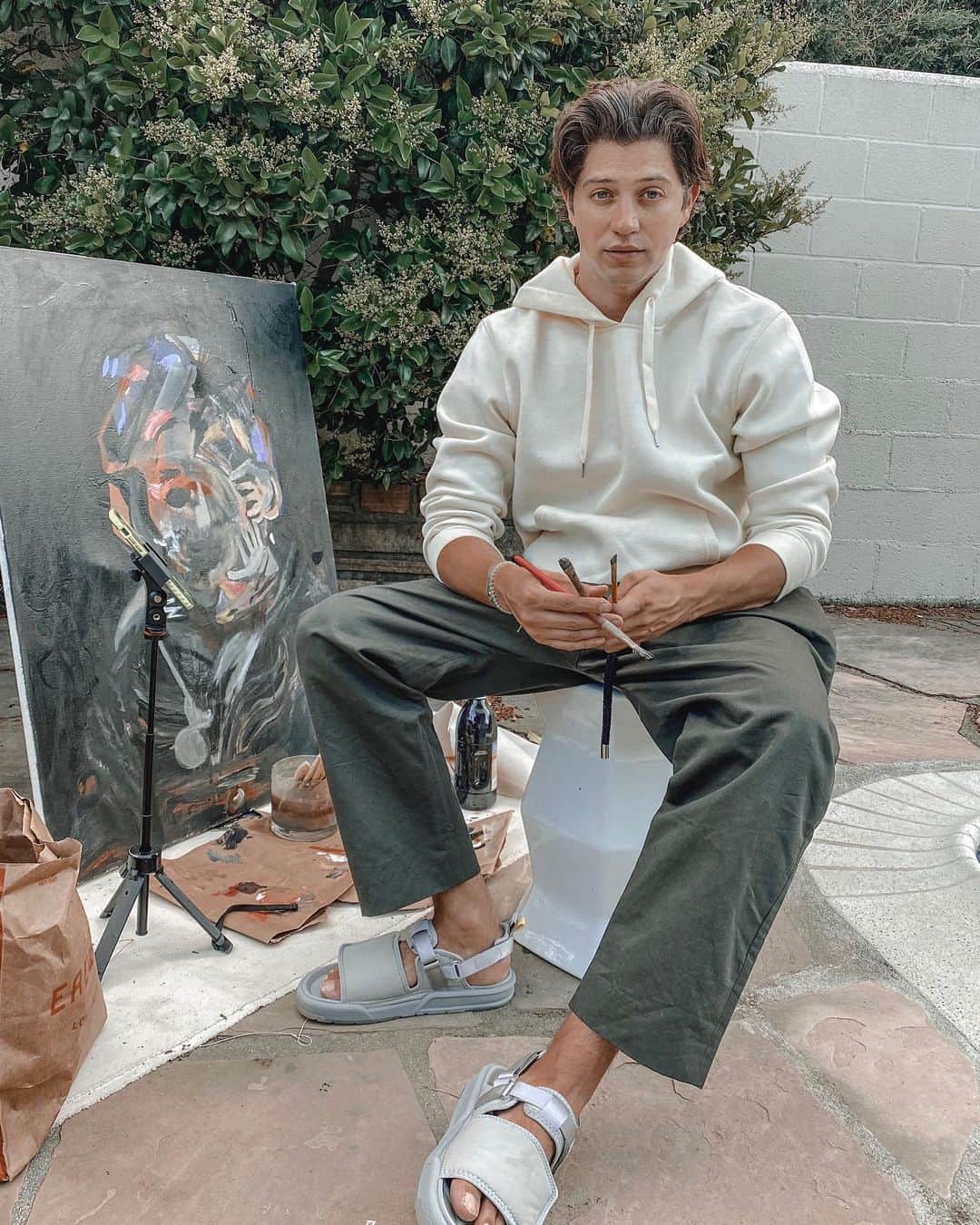 クリス・ギャルヤのインスタグラム：「hair hella long and I’m running out of paint」