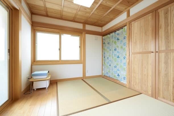 はりまの家さんのインスタグラム写真 - (はりまの家Instagram)「土間のある家 施工：株式会社 井藤工務店 . ─────────────────────── カウンターテーブルを使用する事でダイニングキッチンをコンパクトに使え、 家事がしやすいように動線にこだわったお家。 消耗品やキッチン用品はもちろん、あまり目にしたくない資源ゴミなども置いておける土間があるのが特徴。 ─────────────────────── 詳しくは @harimanoie からHPをチェック！ ─────────────────────── . . #姫路市 #加古川市 #高砂市 #明石市 #赤穂市 #加西市  #工務店 #ハウスメーカー #注文住宅 #施工事例  #インテリア #モデルハウス #マイホーム #家作り #家 #おうち #interior #architect #house #homedesign #はりまの家」4月25日 12時01分 - harimanoie