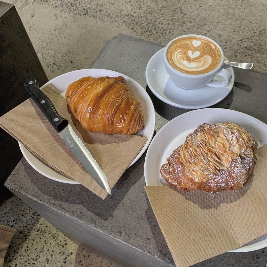 中村泉貴さんのインスタグラム写真 - (中村泉貴Instagram)「去年のGWはメルボルンでした🥐﻿ ﻿ また行きたい場所のひとつ！﻿ ﻿ 可愛いカフェがたくさんあって﻿ 時間が凄くゆっくりに感じて﻿ 幸せな旅だったなあ...📕﻿ ﻿ メルボルンで飲んだコーヒーが﻿ 今までの人生で1番美味しかった！☕️﻿ ﻿ ﻿ ﻿ #メルボルン  #カフェ巡り #カフェ好きな人と繋がりたい #カフェスタグラム #カフェラテ #パン #パン屋 #クロワッサン #LUNE」4月25日 12時17分 - dogwood___