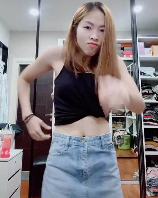 ラチャノック・インタノンのインスタグラム：「ถ้าโควิดไม่หมด จะเป็นนักเต้นละนะ 🤦🏿‍♀️🤦🏿‍♀️」