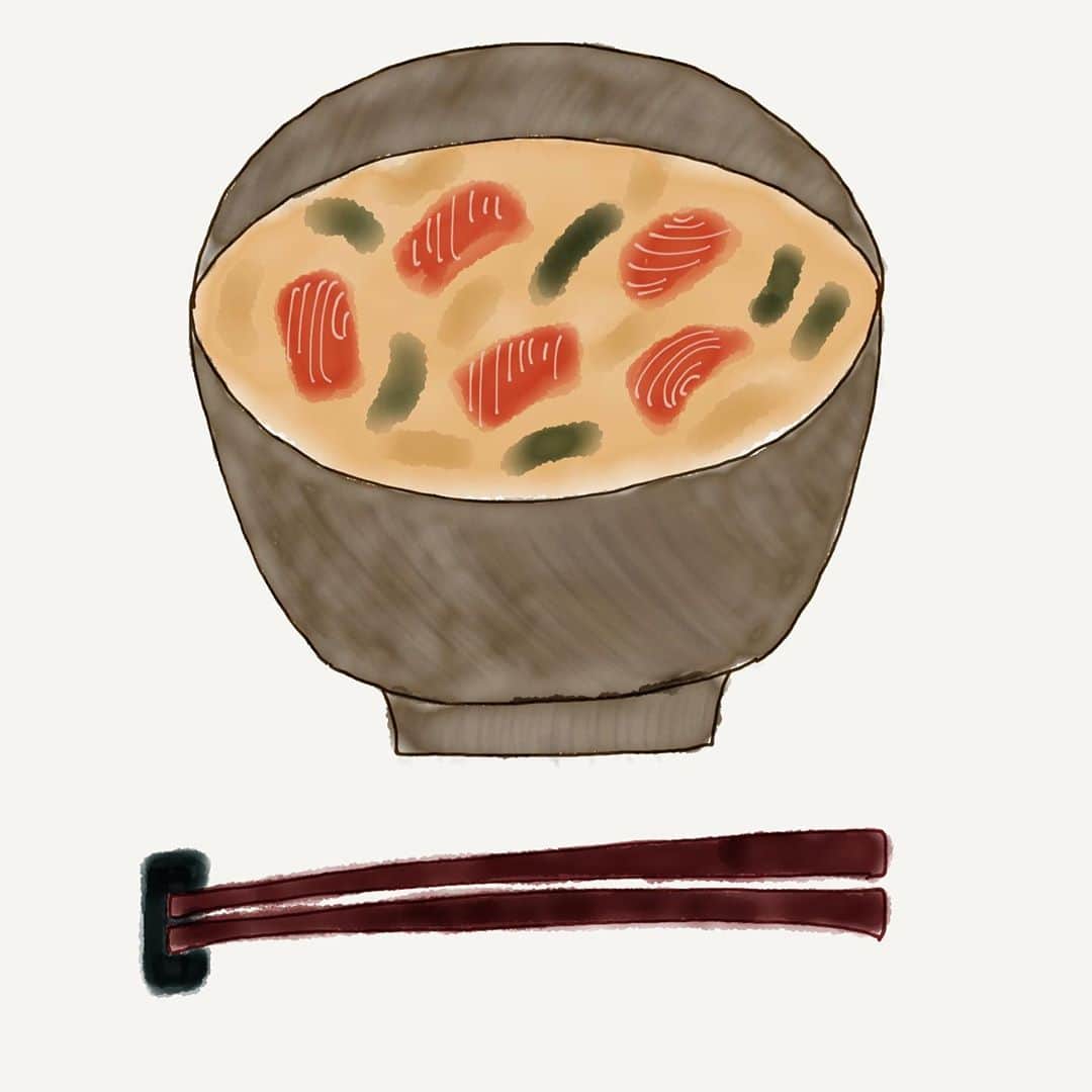 久冨慶子さんのインスタグラム写真 - (久冨慶子Instagram)「・ 【鮭のお味噌汁】 誰でも簡単に作れるレシピを 教えてくださいと質問いただいたので こちらをご紹介します！ 今はこのような状況でリズムが変わっているのですが、 朝の番組の時はオンエア前によく ホットジャーに入れたお味噌汁を飲んでいます。 時間がなくてあわてて作ったお味噌汁だったのですが、美味しくて栄養もあるのでオススメです！！ 【材料】 だし汁　お椀一杯分 玉ねぎ　お好み ほうれん草　お好み 鮭の切り身　一切れ お味噌　お好み 【作り方】 だし汁にスライスした 玉ねぎ、ほうれん草を入れて加熱 一口大に切った鮭を入れて 火が通ったらお味噌をとく。 我が家は信州味噌を使っています。 白味噌なども合うと思います。 ＊ ＊ お味噌汁って本当に万能で、 なんでも受け止めてくれる。 お家でのご飯は このお味噌汁にご飯と切ったトマトに お塩ふるだけで立派な食事になるなーと思います！ 鮭の切り身は一つ一つ分けて冷凍しておくと とても便利です🐟 よかったら参考にしてください✨ ＊ ＊ #おうちごはん #お味噌汁 #鮭のお味噌汁 #久冨食堂 #写真がないので絵にしてみました」4月25日 12時34分 - keiko0hisatomi