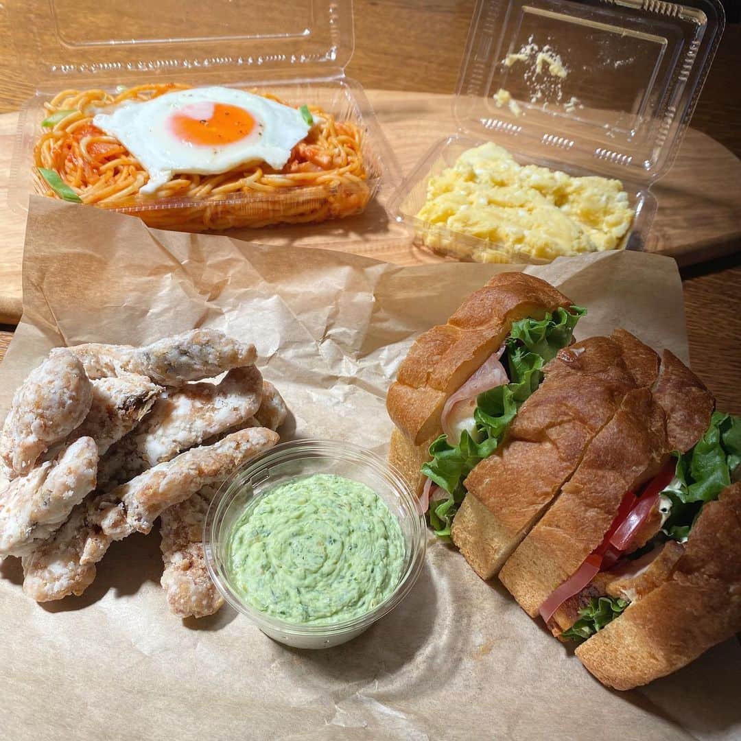 miyuのインスタグラム：「#おうちピクニック 🥪🍗🍝🍳😸」
