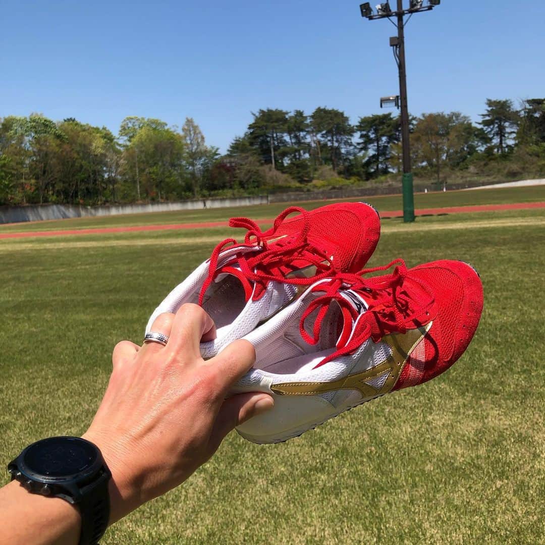 佐藤悠基のインスタグラム：「久しぶりにトラックでスピード出したしスパイク履いた。  普段は周りを気にしながらのランだから人を気にしないで走れるとストレス発散になる。  明日から引き続き人混みを避けてマスクランに戻ります！  #mizuno#spike#garmin#oakley#メダリスト#2xu」