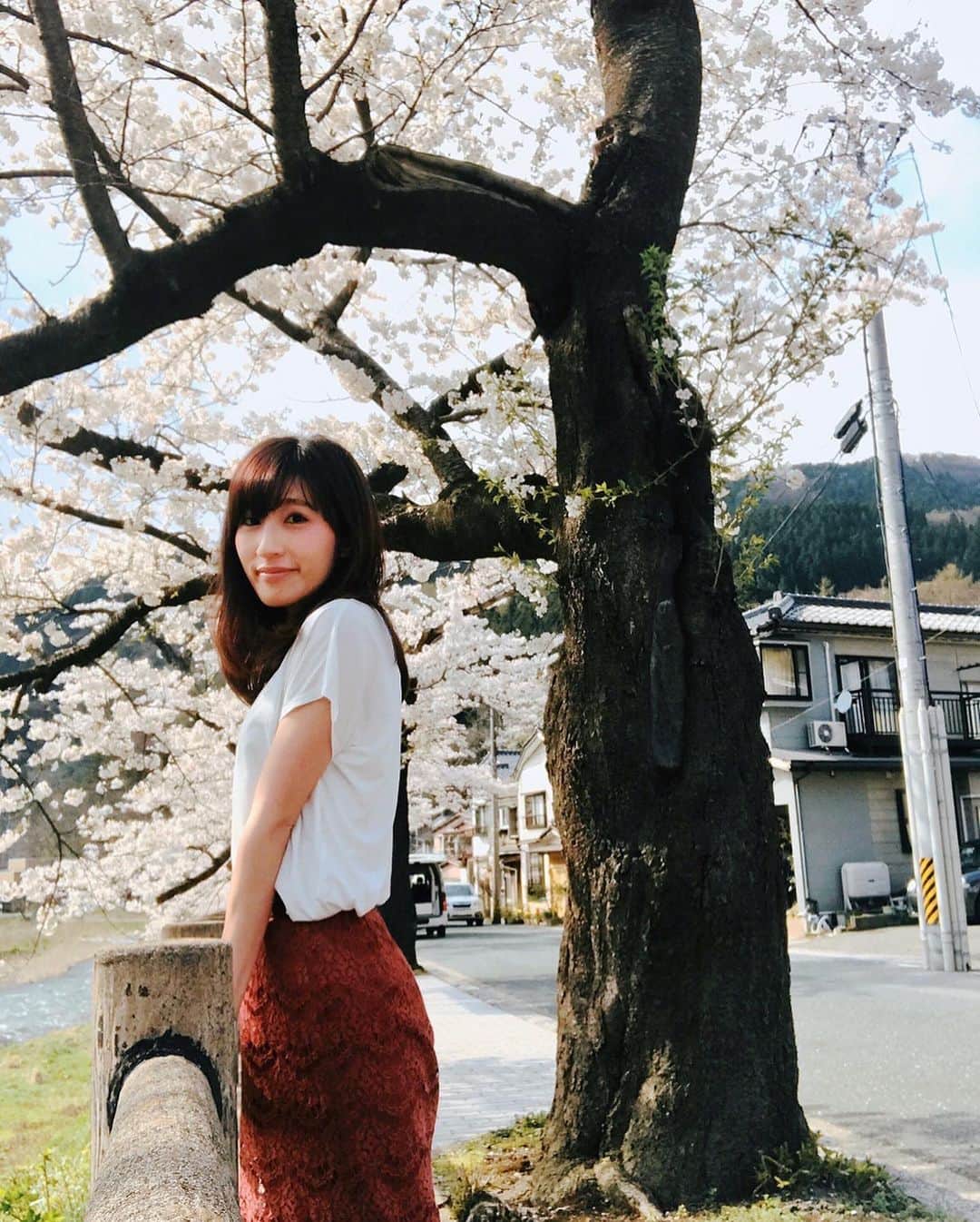 松浦彩さんのインスタグラム写真 - (松浦彩Instagram)「思い出の桜🌸 これは2018年、鶴岡市のあつみ温泉地内の桜♨️ お日さまの光を浴びた桜の、透き通るような繊細さが好きです。 ⠀ 日々いろんなことがありますが、こんな時こそ思いやりや優しさを忘れずにいたいなあと思います🌼 ⠀ そういえば本日4月25日20時から、友人のkiyoさんと人生初のインスタライブをすることになりました🥰 機械オンチなので無事にはじめられるかな…笑 ⠀ よろしければのぞいてみてください🌷 ⠀ #写真でやまがた旅気分 #yamagata #tsuruoka #山形 #鶴岡 #鶴岡市 #sakura #桜 #エアー花見 #過去写真 #わたしは今日もおうちで元気です」4月25日 12時48分 - ayamatsuura.s