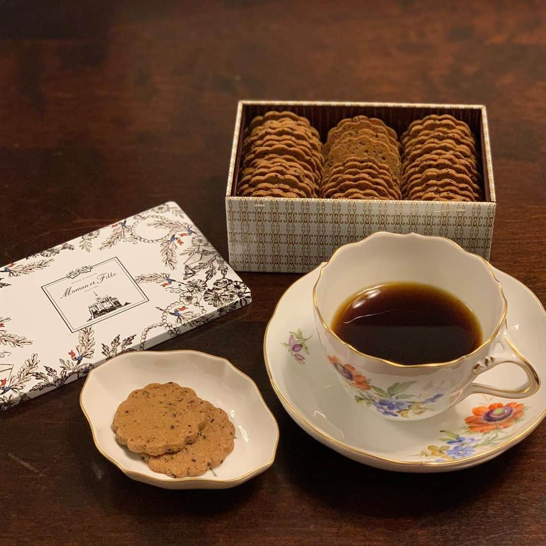 沢瀉美緒さんのインスタグラム写真 - (沢瀉美緒Instagram)「※ Coffee break💛 With @caneledaniel @mamanetfille0712 ✨ . コーヒーブレイク☕️ . ダニエルのカヌレも地方発送が 可能みたいですよ💛 . マモンエフィーユのビスケットも コーヒー味を。 . 大好きな器で戴くとより一層 美味しく感じます。 . ここ最近のコーヒーは 麻布珈房で焙煎してもらった グァテマラゲイシャブエナビスタか コロンビアピンクブルボン . 香りもとってもいいので、 淹れているその時から幸せ💛 . . #coffee #coffeeholic #コーヒーブレイク #coffeebreak #daniel #ダニエル #カヌレ #cannelé #マモンエフィーユ #mamanetfille #器好きな人と繋がりたい #マイセン #meissen #biscuit #ビスキュイ」4月25日 12時57分 - mio_omodaka