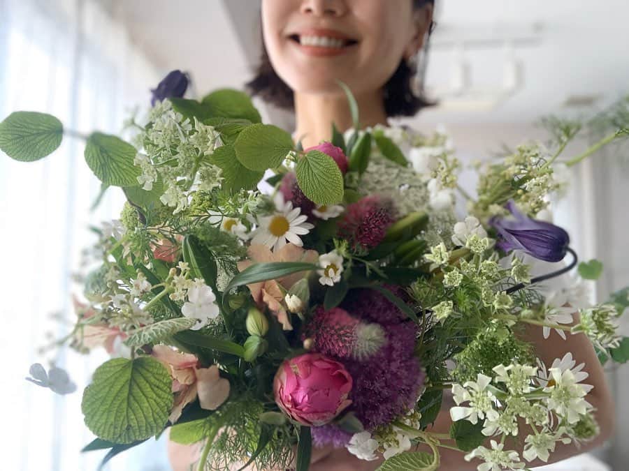 のインスタグラム：「・ ・ 朝、届いた思いがけないギフト💐  パレスホテルのweddingの際にいつもタッグを組んでいた　@tsutayadesign さんが先日独立し、やりとりのなかで 『このような情勢の中、世界の花々が捨てられている状況をSNSで知り、とてもショックを受けました 何かできることがないかと考えたときに、自分はお花を「束ねる」ことが出来ると思い独立したこのタイミングを機に、お花を生かしお花のチカラによってみなさまの生活の中に潤いをもたらすお手伝いが出来れば大変嬉しく思います。今までお世話になった感謝の気持ちを込めてお送りさせてください 市場でいただけるタイミングで送りますね』と それが今朝届いた😌  わたしも日頃お花に関わるひとりとして お花が与えるパワーや癒しを知っているから この情勢が変わった時に生産者さんや、市場の方 フローリストがまた世に美しい花を表現できるように わたしの日常でもお花を絶やさずにいたいと思っています  @tsutayadesign さん朝から幸せをありがとう💐 ・ ・ #life #flowers #stayhome #staysafe」