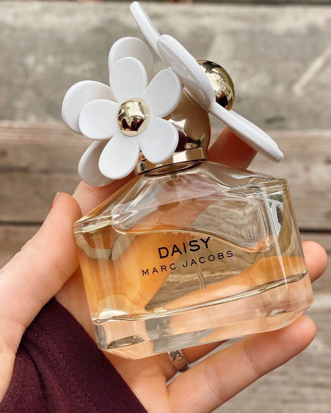 Larsen Thompsonさんのインスタグラム写真 - (Larsen ThompsonInstagram)「Looking forward to celebrating my beautiful mom and all the other mothers this Mother’s Day! This year I’m gifting my mom @marcjacobsfragrances signature Daisy because she is radiant and true to herself, always. Grateful to be at home with her during this time♥️ #MJDaisy #FriendsofDaisy #MJPartner @sephora」4月25日 4時22分 - larsenthompson