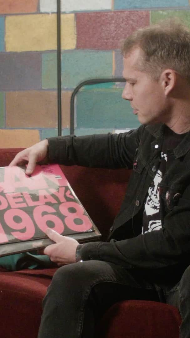 Shepard Faireyのインスタグラム：「Our friends at @amoebahollywood need OUR help! Amoeba Records is an LA staple and we'd hate to see it go... please support their gofundme page through the link in my bio! Here's the "What's in my Bag?" video that I did with them earlier last year. -Shepard」