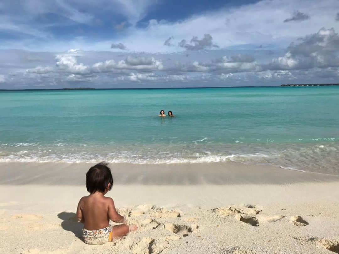 西澤良磨さんのインスタグラム写真 - (西澤良磨Instagram)「🇲🇻🇲🇻🇲🇻🇲🇻🇲🇻🇲🇻🇲🇻🇲🇻🇲🇻🇲🇻﻿ 次男の輝氣くんの誕生日で﻿ モルディブに初めて行ったんだけど﻿ 本当に綺麗でゆっくりするには最高だった。﻿ ﻿ 色んな海を見せてあげたい。﻿ 感性豊かな子に育ってくれるかな。﻿ ﻿ #ryomatokyo #ryomatokyoflowers #パーマネントトラベラー #旅育児 #モルディブ #海 #綺麗 #人生は旅だ #初 #誕生日 #次男 #hideaway #lifeisajourney #permanenttraveler #maldives #ocean #beautiful」4月25日 4時36分 - ryomaworld