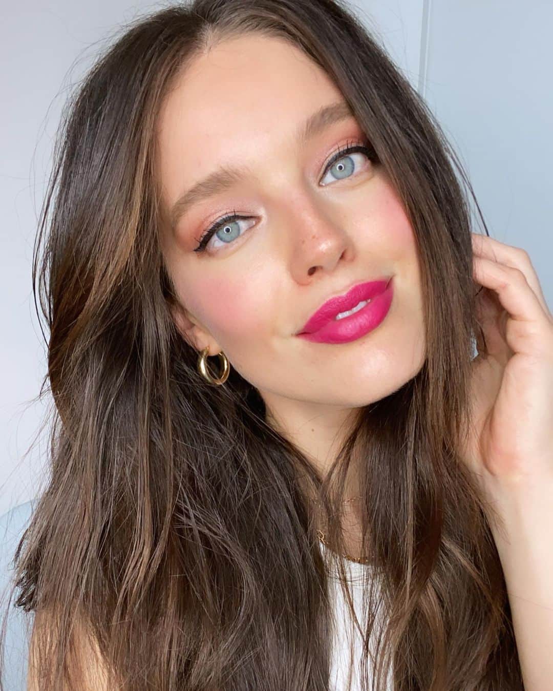 エミリー・DiDonatoのインスタグラム：「I’m getting the best makeup lessons in the world from @erinparsonsmakeup  on Fridays. 😂 Erin just taught me how to create this look and it’ll be live on @maybelline ‘s stories for the next 24 hours. 💄 ❤️ Go try it and tag us! Product list: Nudes of New York palette  cheek heat in berry blame  Treat yourself matte ink crayon  Falsies lash lift mascara  Hyper easy liner  Master chrome highlighter in molten peach」