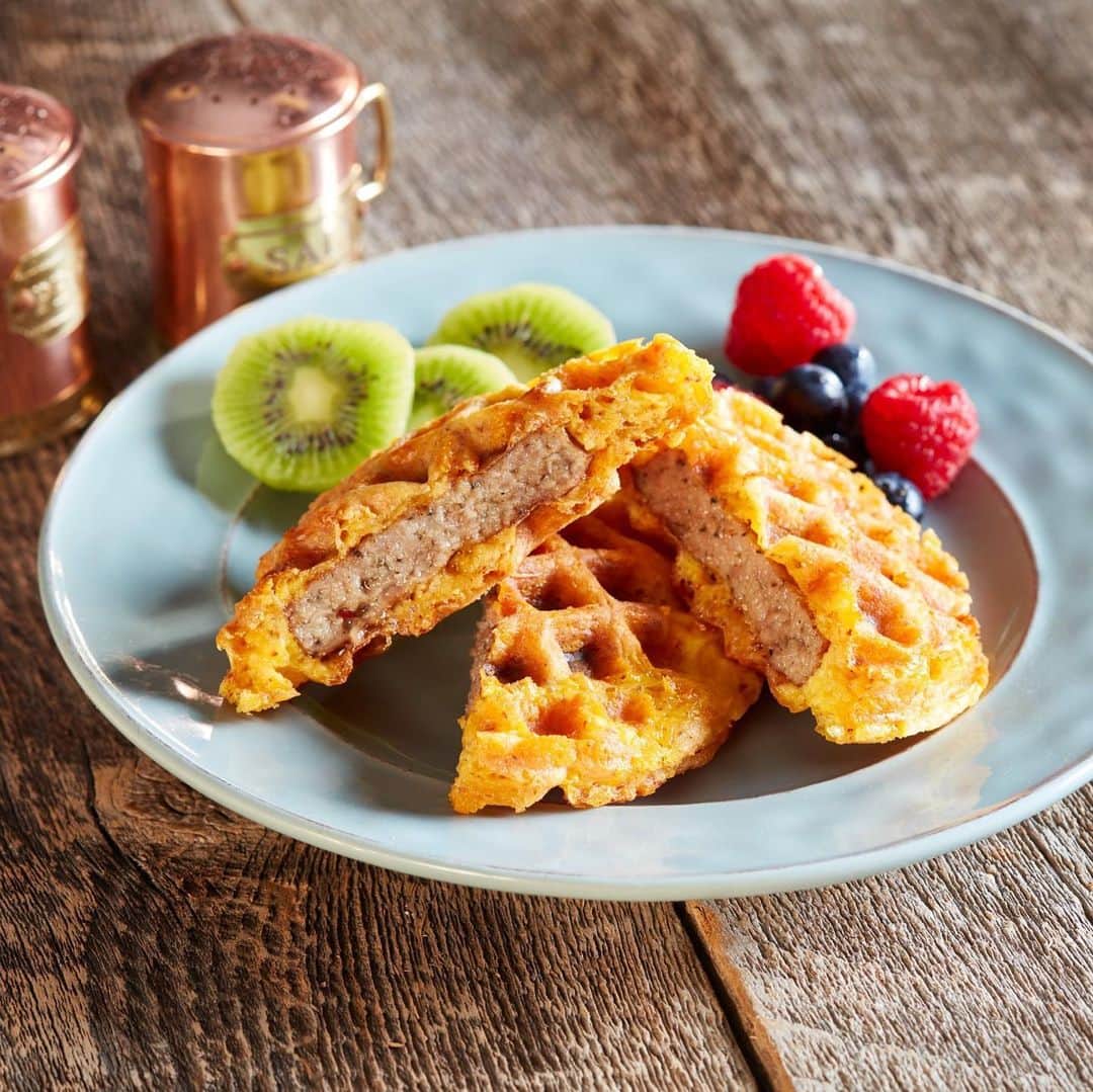 ジョンソンヴィルのインスタグラム：「Mix up the #quarantinecooking menu with some #keto inspired meals. These recipes skip the extra carbs and max out on flavor for a taste adventure worth pursuing. Recipe details at our link in bio. #socialdistancingwithsausage」