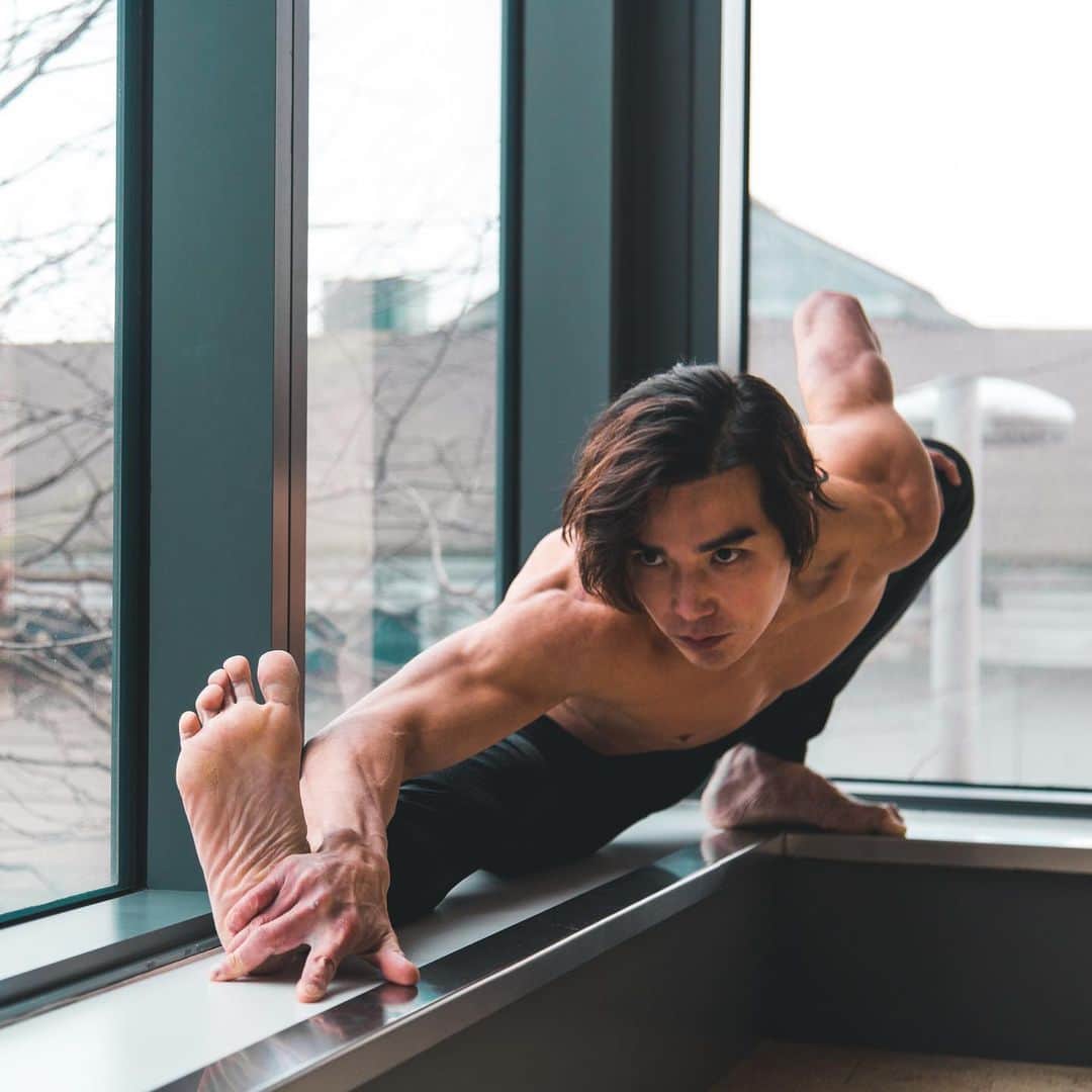 ルーディ・リンのインスタグラム：「3 of my body parts that breaks the internet EVERY TIME.  Item 1: UBER-DEXTROUS TOES  Swipe right to read about a toetoelly weird CoVid symptom. #covidtoes」