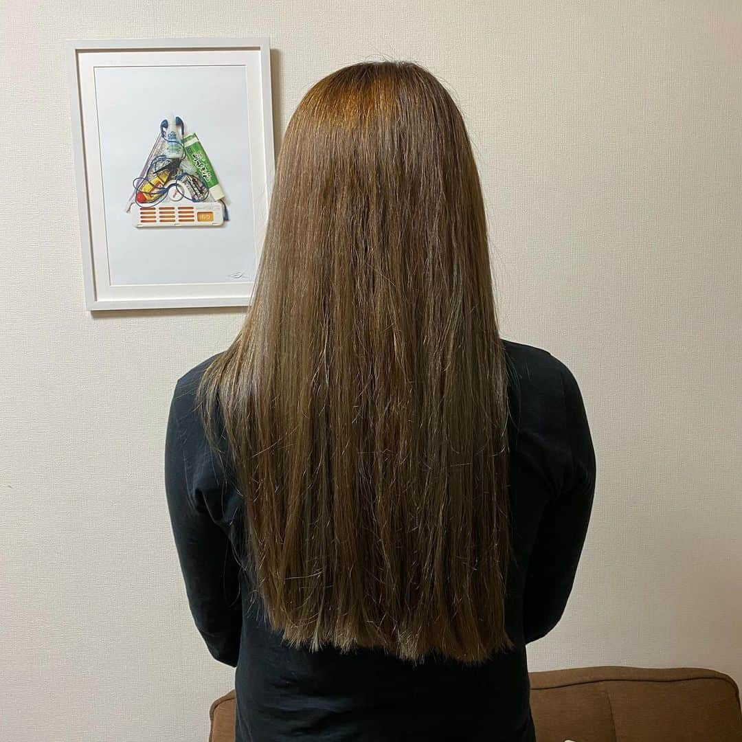 真境名ナツキのインスタグラム：「たぶんここ最近で1番暗いであろう髪色💇‍♀️ すごく気に入ってるけどまたいつ美容院いけるのかなーって不安もすごい… 早く終息してほしい…」