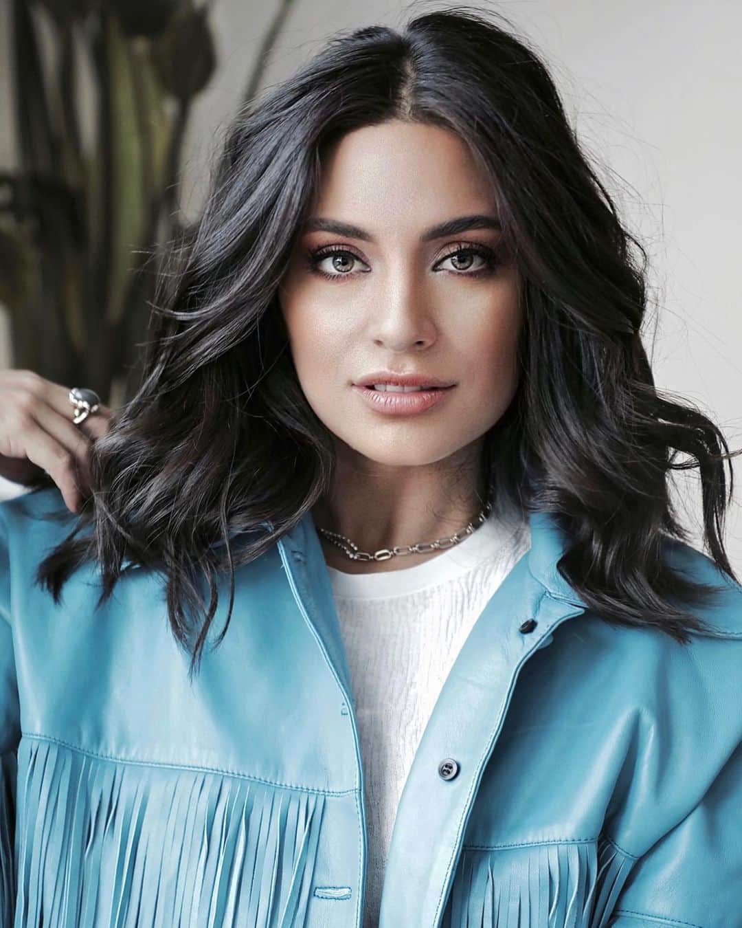 Ana Brenda Contrerasのインスタグラム：「🦋 🍷 🍗 🤠 💘 • • • Comment your quarantine Friday mood emoji 👀  Comenten su Emoji de viernes de cuarentena 👇🏼」