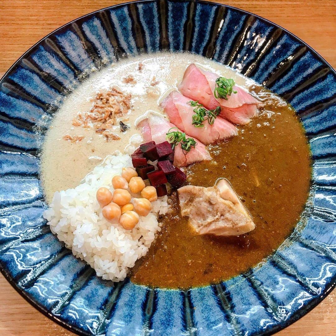 無化調ラーメン「ゆきふじ」のインスタグラム：「ごはん🍚をチャーシューで巻いてトッピングしました。 『肉巻きチャーシューのあいがけカレー』  非常に手間が掛かりますので、お待たせしてしまうことが予想されます。 その他の盛り付けは変更する場合があります。  #チャーシュー#肉巻き #肉巻きおにぎり #スパイスカレー #スパイスカレー作り #スパイスカレー好きな人と繋がりたい #スパイス #鶏白湯 #あいがけカレー」