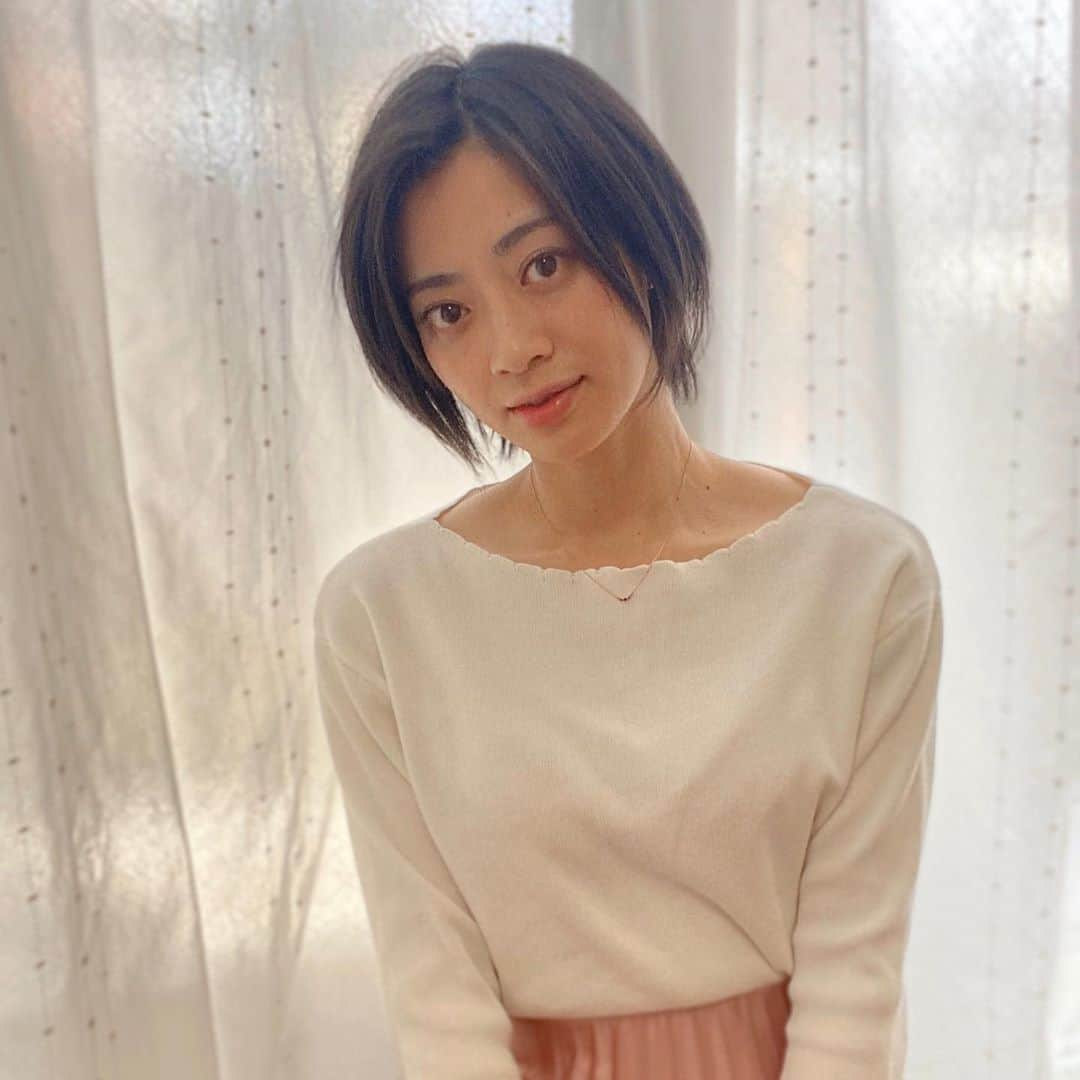 高畠麻奈さんのインスタグラム写真 - (高畠麻奈Instagram)「涙腺弱まりっぱなし。﻿ 元々感動しやすい自覚はあるのですが﻿ おうちじかんが増えて、より涙腺が弱くなってます。﻿ ﻿ 最近は﻿ ①今企んでいる事について何人かに連絡した所、 ﻿ 　皆返事が温かい😭﻿ ②毎日緑茶を飲んでいてお茶っ葉が無くなるのが早く﻿ 「お茶っ葉買いに行かないと🍵」と母に呟いたところ﻿ 　まさにその時にお茶っ葉が届いて😂﻿ ③作ったハンバーグが想像以上に美味しくて… ﻿ 　誰かと食べたかったなーの時😭﻿ ﻿ おうち時間、﻿ やりたい事が増えてぼんやりする時間が減りました。﻿ 無理せず、楽しく、前向きにっ🌸﻿ そして明日、新しい事を始めます！﻿ こんな時だからこそ、私﻿ 達に出来る事は何だろうと考えた結果…﻿ たくさんの方に届きますように☺️﻿ ﻿ 余談ですが、外出自粛ダイエットが順調です✨﻿ ﻿ #おうちじかん#満喫中#涙腺激弱﻿#昨日の私 #外出自粛#ダイエット順調﻿ でも#食欲爆発 する時もある 後ろに洗濯物がなびいている写真を添えて🍃」4月25日 6時32分 - mana_724