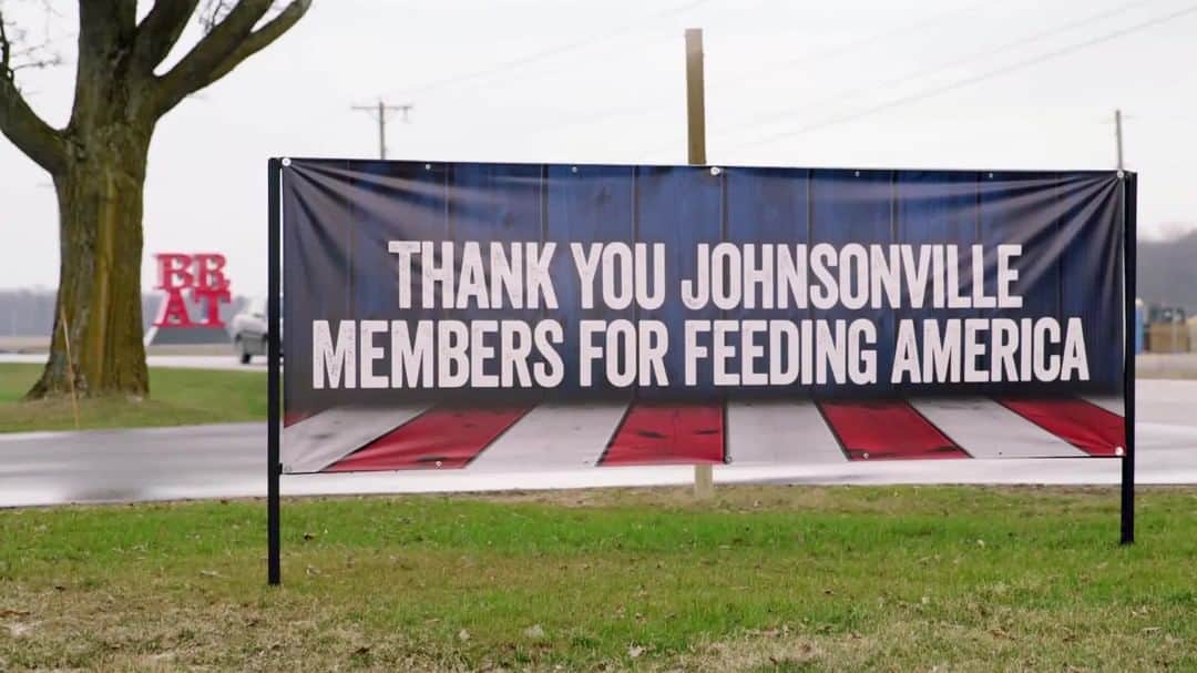 ジョンソンヴィルのインスタグラム：「When the workplace comes together, amazing things happen. Thanks to Johnsonville members and our partners @festfoods, 1300 boxes of groceries were packed and delivered to our hard-working production teams who’ve gone above and beyond to safely deliver food to tables across America during this global pandemic. #ThanksForFeedingAmerica」