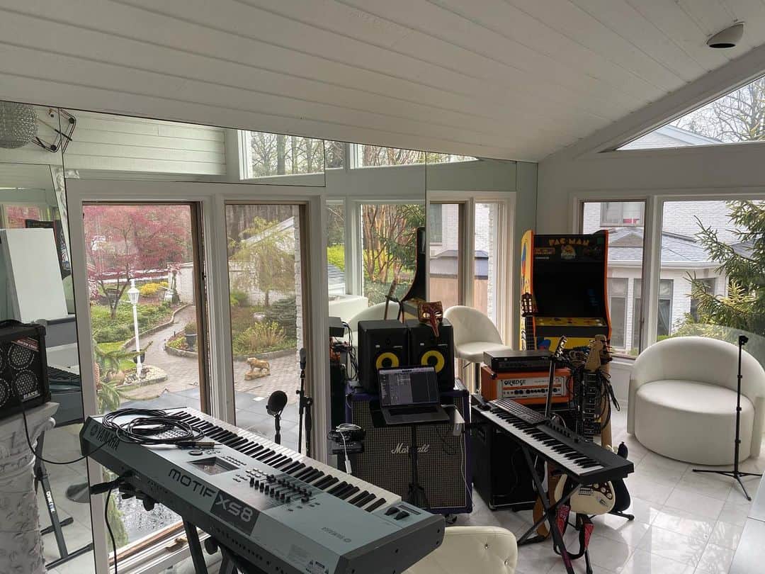 ワイクリフ・ジョンのインスタグラム：「It took  me two weeks  I build my home studio by myself  and now I am ready to Catch a Vibe ..... let’s work @headsmusic」