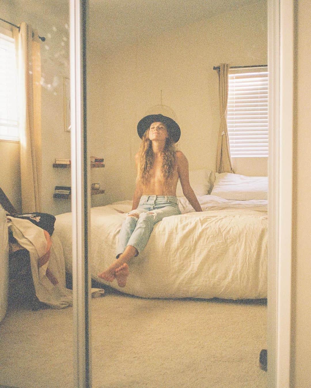 ケルシー・ロビンソンのインスタグラム：「Quarantine OOTD by @morroccomethod compostable hair care. Photo by the one and only @handlost duh.」