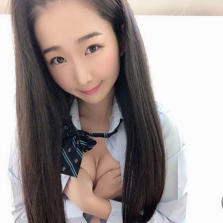 のインスタグラム：「おはよ♡  #おはよう #土曜日　#休日　#撮影会　#制服　#リボン　#ちょんまげ　#黒髪　#ロングヘア　#ストレート　#白　#水色　#jk」