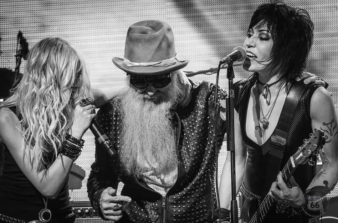 テイラー・モンセンさんのインスタグラム写真 - (テイラー・モンセンInstagram)「Rock and roll threesome #legends @joanjett @billyfgibbons 📸 @rob_fenn」4月25日 7時39分 - taylormomsen