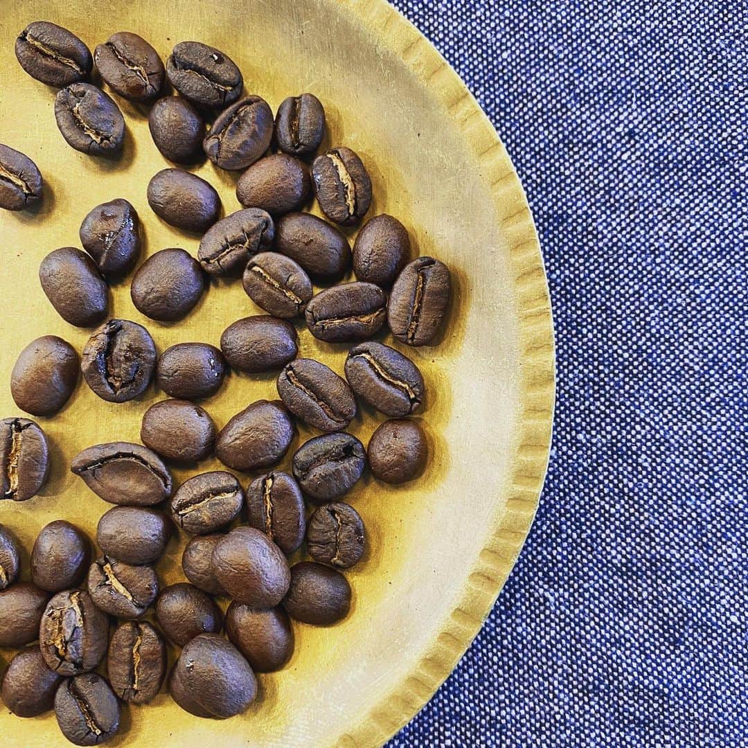 坂口憲二（THE RISING SUN COFFEE）さんのインスタグラム写真 - (坂口憲二（THE RISING SUN COFFEE）Instagram)「◆GOOD MORNING COFFEE‼︎◆ .  COFFEE&STAYHOME .  #coffee #coffeebeans  #coffeeroaster  #coffeelab  #coffeeandsurfing  #coffeetime  #coffeelover  #coffeebreak  #coffeeshop  #coffeestand  #coffeeholic  #coffeehouse  #coffee_inst  #coffeemaker  #coffeeshops  #coffeecoffeecoffee  #coffeenclothes  #coffeeaddict  #coffeeculture  #coffeemorning  #coffeemag #specialitycoffee  #TRSC」4月25日 7時41分 - therisingsuncoffee