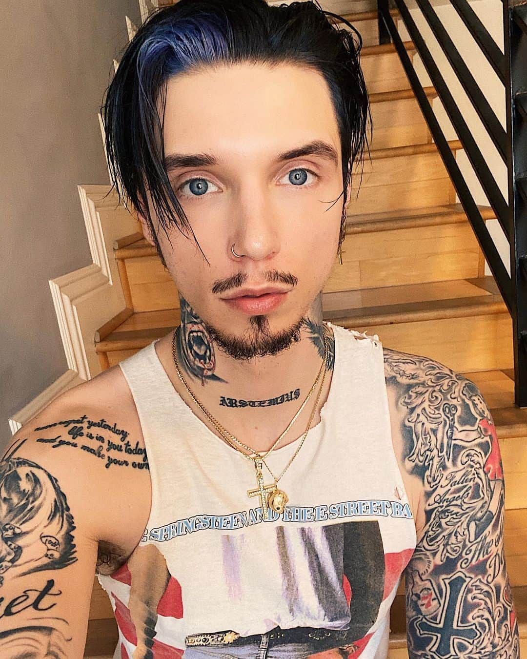アンディー・ビアーザックのインスタグラム：「I said I’d shave when the quarantine ends 🤷🏻‍♂️ #guyfawkesmask」