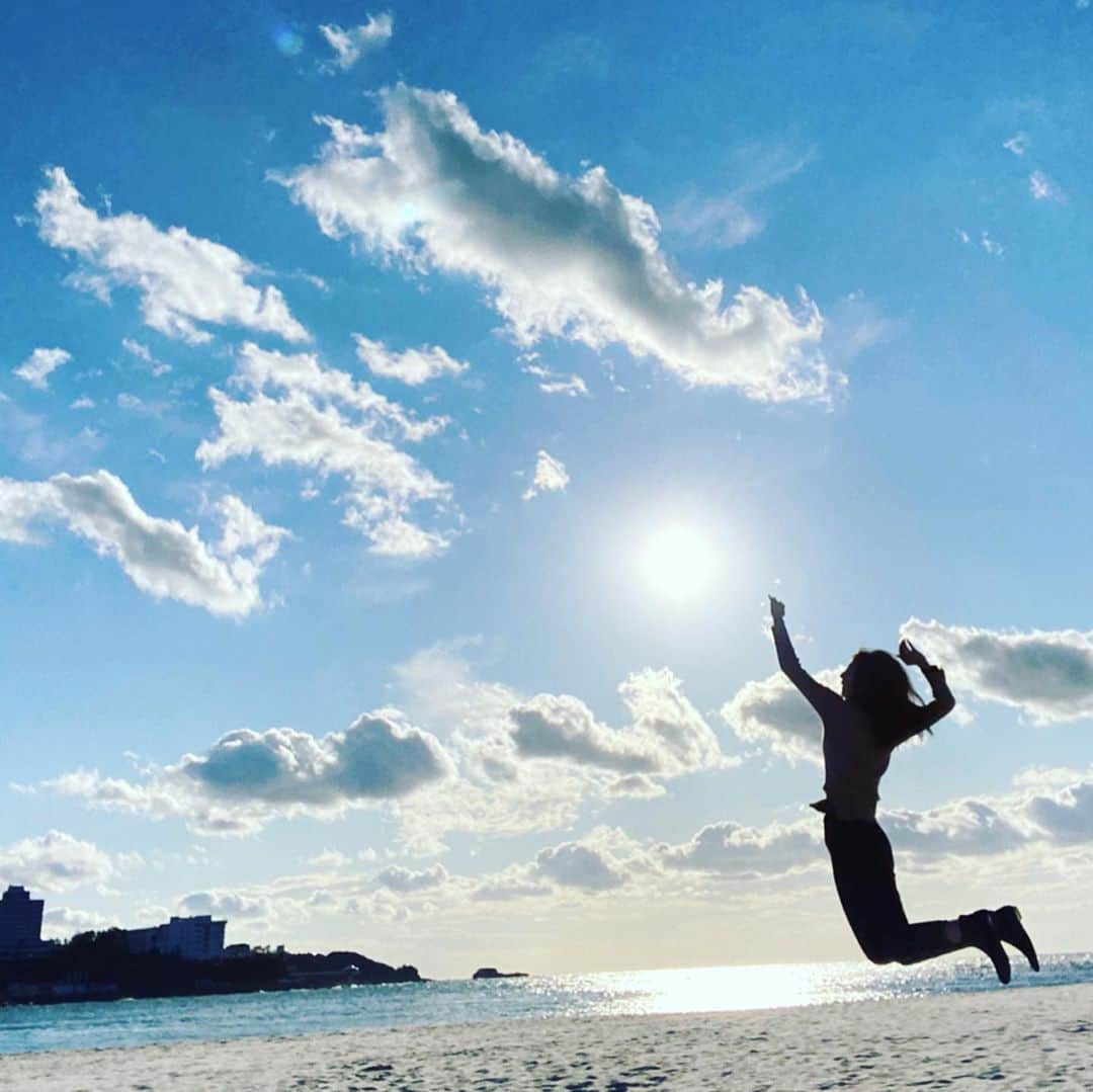 早坂梢依さんのインスタグラム写真 - (早坂梢依Instagram)「. リーグ終わりに愛加さんと白浜旅行行ったときの❤︎ 部屋からの眺めがもう、オーシャンでビュー！ て感じで2人して興奮した🥰 展望露天風呂も素敵すぎた。気持ちかった〜開放感！！！ . 白浜でいい感じの#アオハル ぽい写真もたくさん撮った😂 . 温泉旅行が好きすぎて〜🤦‍♀️ また落ち着いたらいきたいなー♩ 誰かいこ〜🙆‍♀️ . #白浜旅行 #露天風呂 #女2人旅 #旅館で飲むビール最高 #愛加さんありがとう #懐かシリーズ #過去pic 昔のことしか今はあげられなくてごめんなさい🤫 写真漁りまくってます。笑」4月25日 7時46分 - kozue_hayasaka