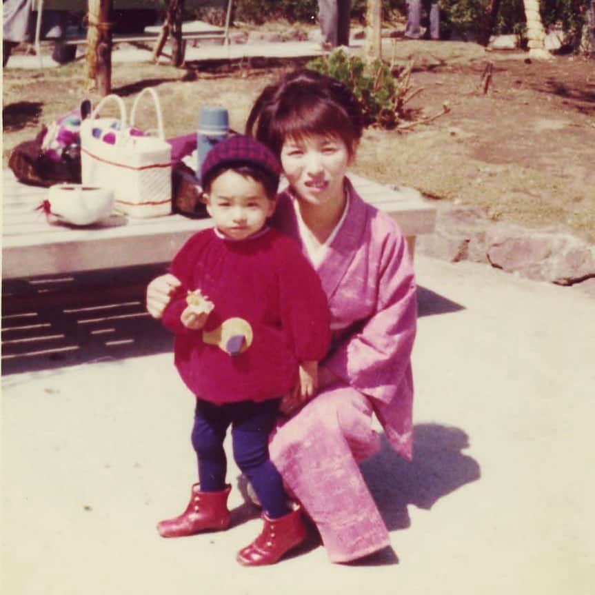 のインスタグラム：「#fbf My mother and I. Thanx for asking, she is ok.  Btw, did you watch #kinsuma?  #フラッシュバックフライデー  母と僕。 昨夜 #金スマ 観た？  #yoshiki #xjapan」
