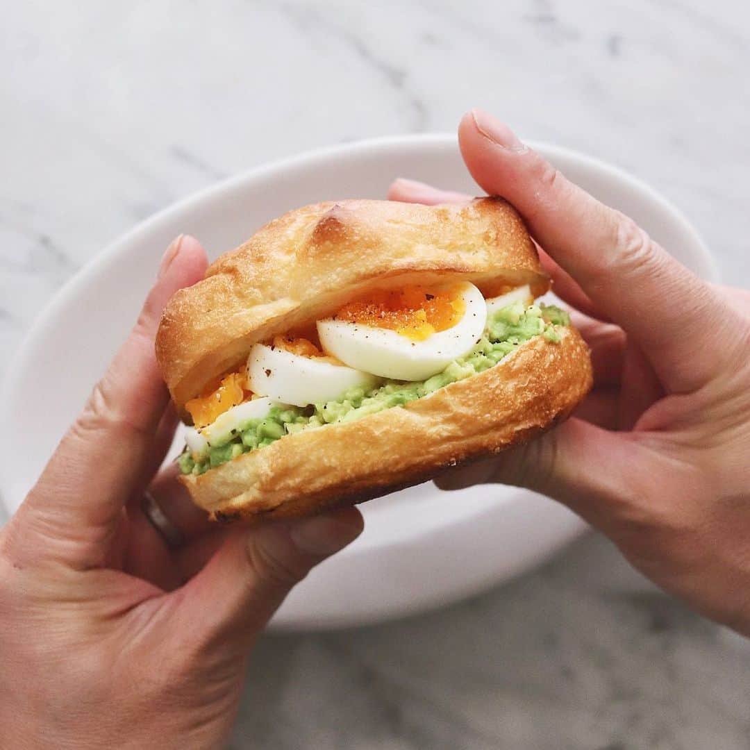樋口正樹さんのインスタグラム写真 - (樋口正樹Instagram)「avocado sandwich . 今朝はアボカドを フォークで潰して 塩バターのパンに たっぷりと塗って、 ゆで卵をのっけた サンドイッチです。 ガブっといきます。 . . #朝ごはん #アボカド #アボカドサンドイッチ #avocadosandwich #avocado #breakfast #feedfeed #tastingtable #toasttuesday #avomonday #eeeeeats」4月25日 8時11分 - higuccini