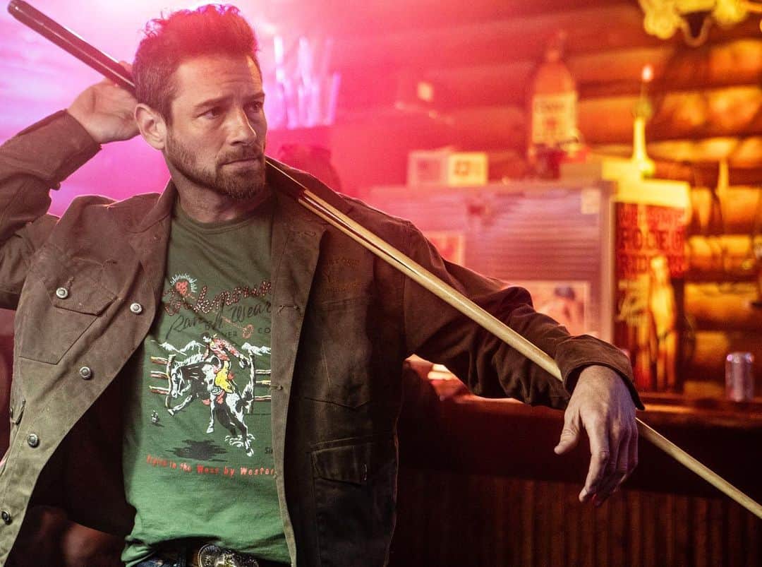 イアン・ボーエンのインスタグラム：「Models hold up clothes. Pool cues hold up models. Actors with pool clues pretending to be models are just dickheads. * More importantly, @emersonmiller took all of these photos and makes me look cooler than I really am. * @yellowstone Season 3 premiers this Father’s Day Sunday June 21st on @paramountnetwork. * We REALLY appreciate all your support and will work hard to bring you Season 4 as soon as we can. * ~ian」