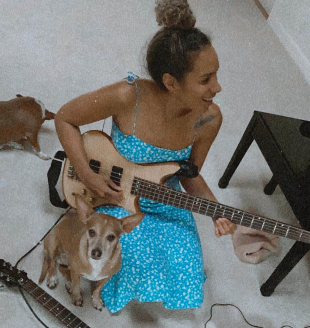 レオナ・ルイスのインスタグラム：「Gettin’ through it with Prince 💜」