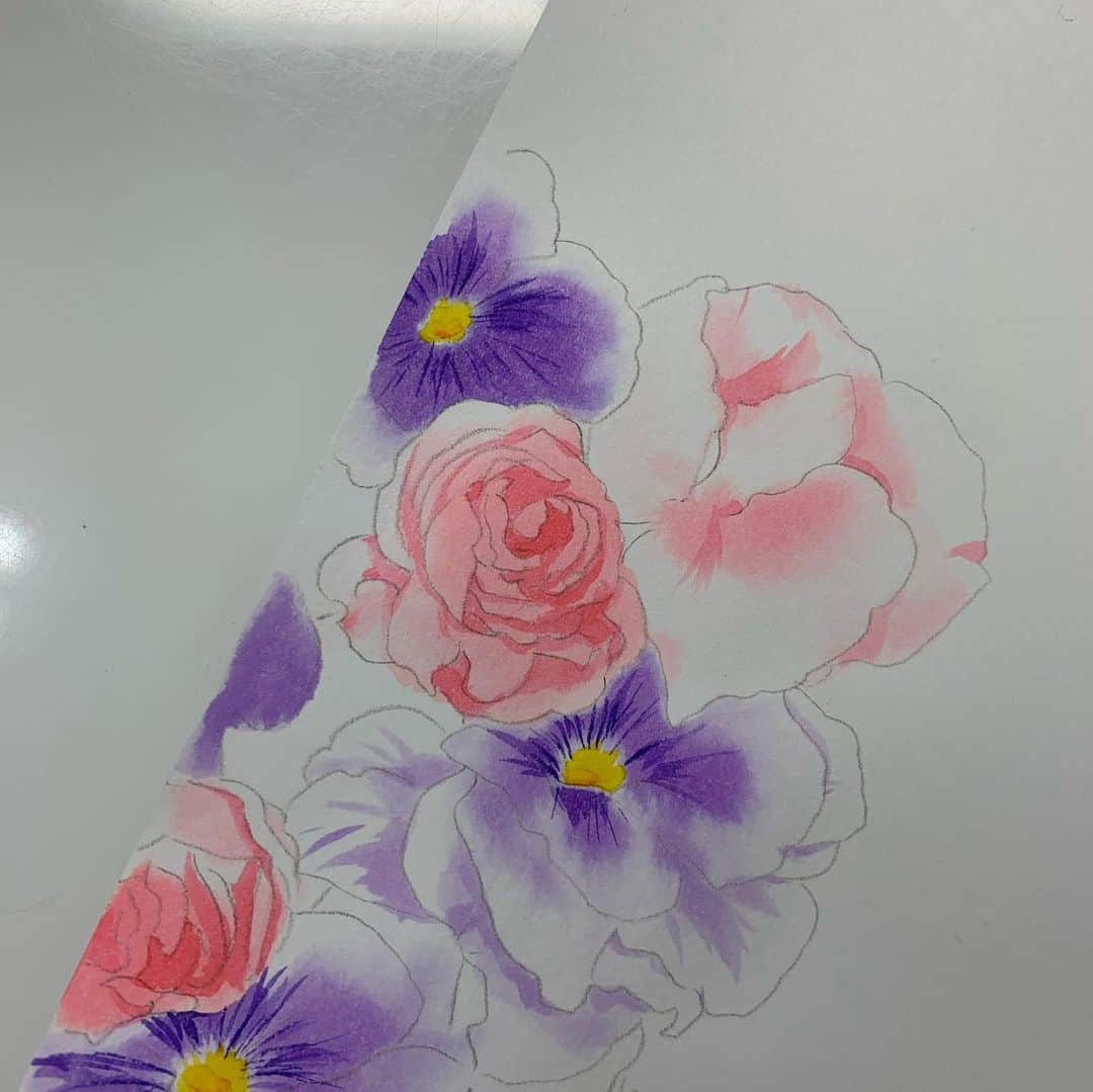 上田倫子さんのインスタグラム写真 - (上田倫子Instagram)「中学生の時のパレットをずっと使ってます。花を描くのが好きです。」4月25日 8時29分 - korinntonn