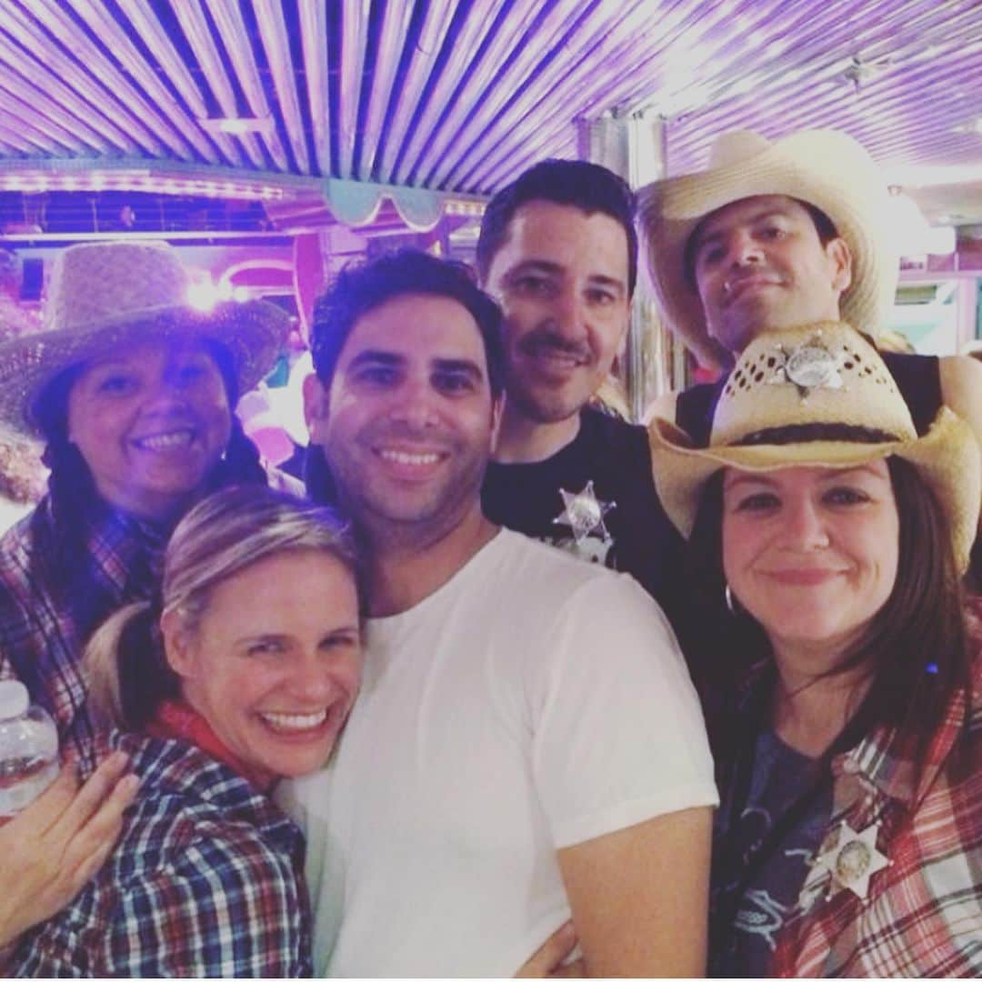 アンドリア・バーバーさんのインスタグラム写真 - (アンドリア・バーバーInstagram)「Missing my cruise mates as we would’ve been setting sail this weekend on the @nkotb cruise. The virtual cruise is off to a great start though! #houseparty」4月25日 8時41分 - andreabarber