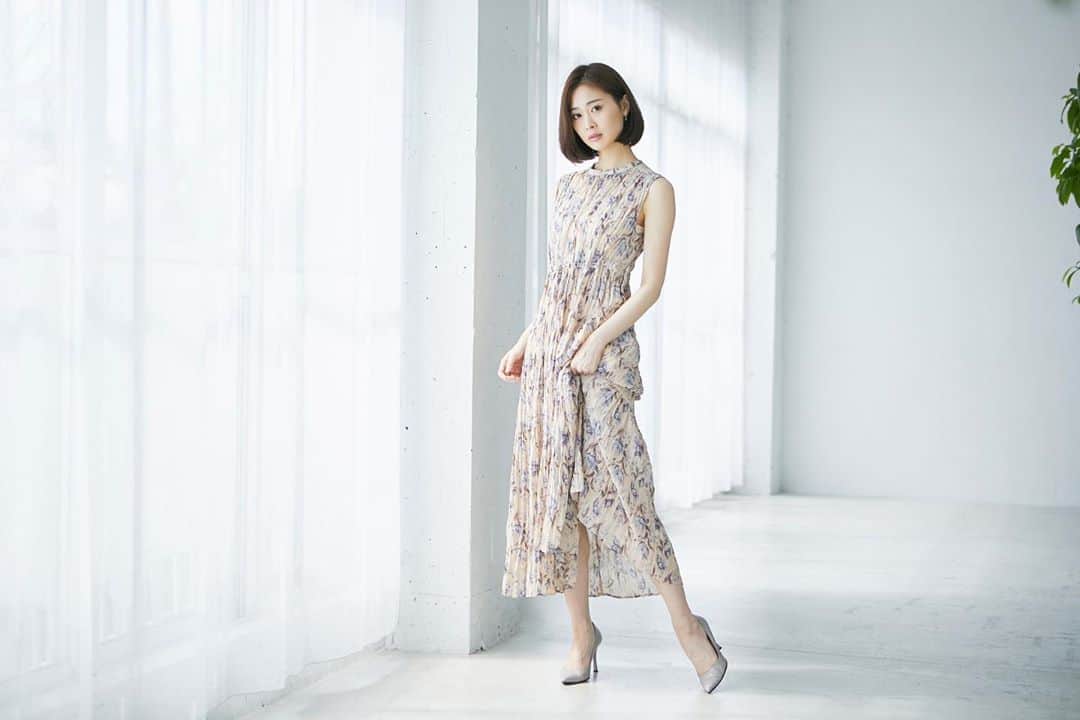 和田安佳莉のインスタグラム：「おはようございます。 あっという間に4月末。 はやくあったかくなあれ。 （今年、やたら寒いのなんで） . #ワンピース #春 #spring #おはよう #morning #花柄 #撮影 #東京カレンダー #東カレ #写真 #モデル #model #女優 #shooting #撮影データ #スタジオ #ボブ #photography #girlsphoto #fashion #tokyo #style #shoot #ナチュラル #photography #ポートレート #onepiece #おうち時間 #今日も頑張ろう #とても眠い」