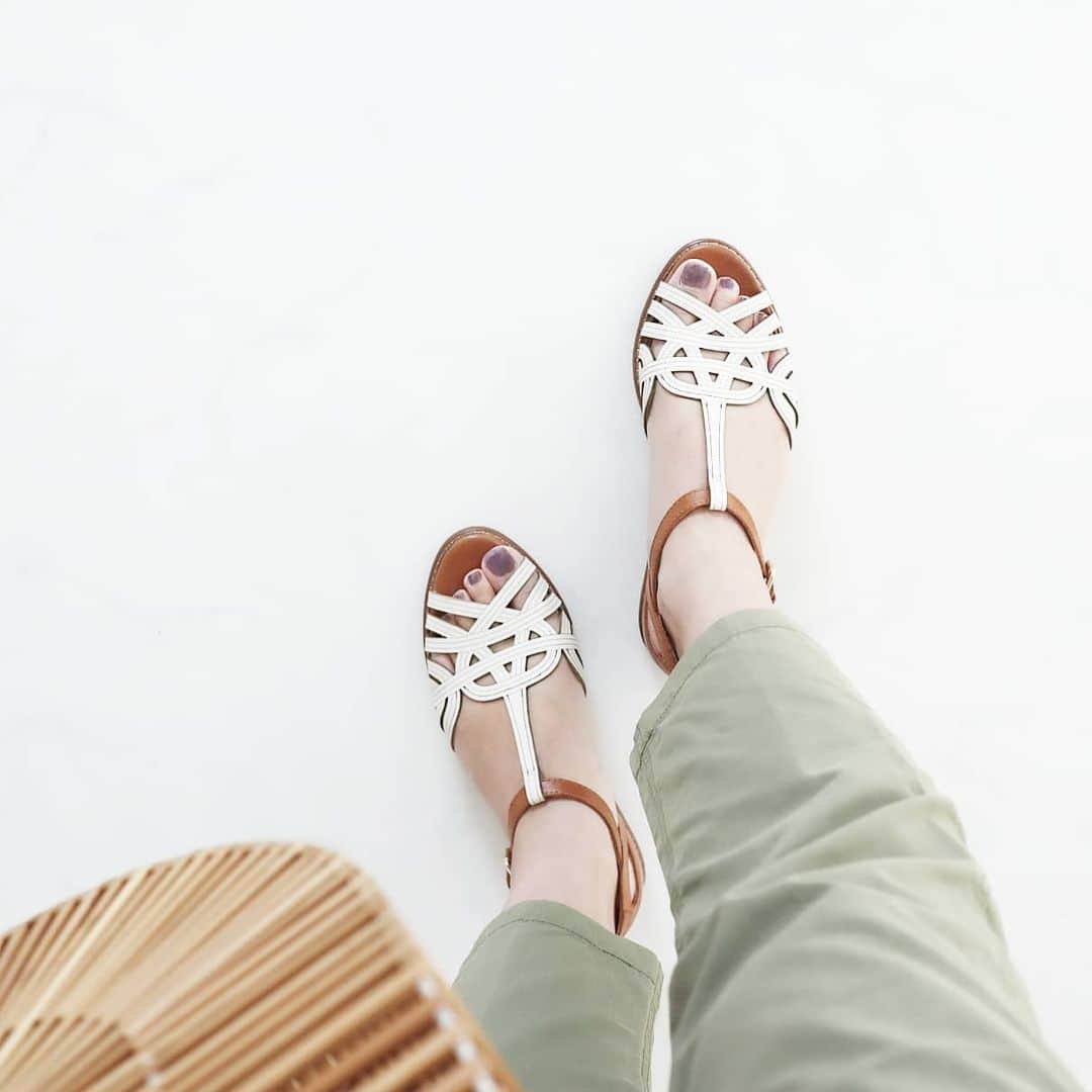 Eri Satoのインスタグラム：「@pikolinos_shoes のサンダル👡✨ カジュアルにもキレイめにも似合う本当に素敵な靴😍 · スペインのブランドだから、履いてると新婚旅行に行った時のことを思い出す☺️またサグラダファミリア行きたいな～💞 · はぁ、やっと土曜日··· · #fashion#ootd#outfit#code#coordinate#ママコーデ#くつ#locari#ママファッション #春靴#カジュアル#お洒落さんと繋がりい#pikolinos#pikolinos_shoes#getcomfyandsmile #ピコリノス#靴#コンフォートシューズ#はきやすい#歩きやすい#シューズブランド#エシカル#エシカルファッション#足元#スニーカー#大人女子#大人カジュアル#サンダル#シューズ#靴コーデ」