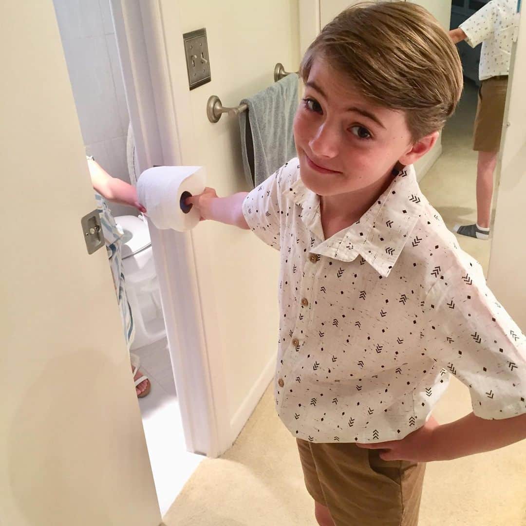 のインスタグラム：「Keeping bums clean since COVid-19. Sharing is caring... Share the ❤️🧻」