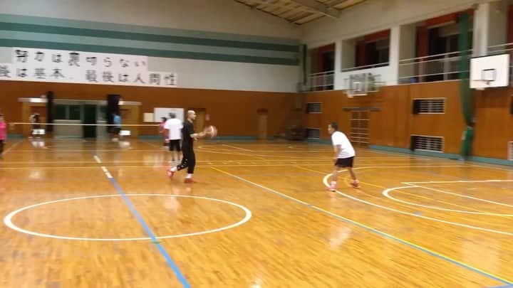 青木康平のインスタグラム：「【ヘジテーションからの1on1】 ☝️ポイント☝️ 🏀ヘジテーションでディフェンスに仕掛けます。 🏀仕掛ける時にアングルを変える。 🏀ディフェンスに対してしっかりとコンタクトして、シュートスペースを確保します。 👉 @cohey11 か @watchandc_official のタグ付けをしてもらえたらアドバイスいたします💪 #watchandc#watchandcacademy#実践スキル#1on1#ヘジテーション」