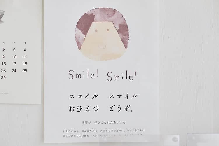甲斐みのりさんのインスタグラム写真 - (甲斐みのりInstagram)「福島県西郷村「さじ洋菓子店」のshinoさんと、福島県郡山市の雑貨店「at home」のkieさんがはじめた「with a Smile Project !」より、愛らしいチョコレートのビスケット「スマイルちゃんビスケット」が、もうすぐロルに届きます。 「新型コロナウィルスで不安になっている方々に笑顔で元気になってほしい」という思いを込めて、kieさんのイラストを、shinoさんがビスケットに。  郡山の「at home」さんとは、東日本大震災後の2013年、「まだ不安が続く地元の皆さんと、お茶会をしていただけませんか？」と連絡をいただき、お茶会やネイルワークショップを通して一緒に時間を過ごしたご縁があります。  先着順で数に限りがありますが、‪4月28日より順次発送予定のトイカプセル‬「地元パン手帖ミニミニスクイーズ」をご予約の方に、スマイルちゃんビスケットをプレゼント（同封）いたします。  福島から届いた優しい気持ち、ぜひ受け取ってください。 ……………………………………………………………………………… ＊割れてしまう可能性が大きく、普通郵便で発送予定の方には同封できません ＊気温の高い地域・場所では、チョコレート部分が変形してしまう場合があります ＊万が一ビスケットが割れて届くことがありましたら申し訳ございません 。交換はできません ……………………………………………………………………………… ○ビスケットが届いた方で、嬉しい気持ちをお伝えしたい方は、ぜひshinoさんとkieさんにメッセージを @sazie_yougashiten @kiehoshi ……………………………………………………………………………… ＜with a Smile Project !よりメッセージ＞ はじまりは、さまざまな出来事が起こり世の中が不安に 包まれていく中で、、自分たちに出来ることはなんだろう。。と考えてスマイルちゃんのビスケットを作り小さく配布をスタートしました。  スマイルちゃんのビスケットを受け取っていただいた方から、次々に笑顔の連鎖が広がっていきますように。。 福島に店舗を構える、さじ洋菓子店のshinoがビスケットを作り、その想いに感動して友人のイラストレーターkieがスマイルちゃんの絵を描きました。  with a Smile Projectは2人ではじめた小さなプロジェクトのスタートです。  世の中の空気は日々変わっていきますが、心は自由なので日々を笑顔で過ごしていけると嬉しいです。  同じ思いを持ってくださる方々と共に、ゆっくりと丁寧に笑顔をお届けできたら嬉しく思います。 ……………………………………………………………………………… ＜with a Smile Project !・メンバー紹介＞ ●shino さじ洋菓子店（福島県西郷村）店主 ハーブや果物を使い、庭のようなお菓子を作る。 猫と暮らす。 ●kie 生活雑貨店　at home（福島県郡山市）店主 antique  savarin 店主(時々オープン) フランスの蚤の市を巡って集めたアンティークの販売を不定期で開催。 イラストレーターとしても活動中。 ……………………………………………………………………………… #athome日和田店 #さじ洋菓子店 #ロルウェブショップ #菓子菓子菓子」4月25日 8時51分 - minori_loule