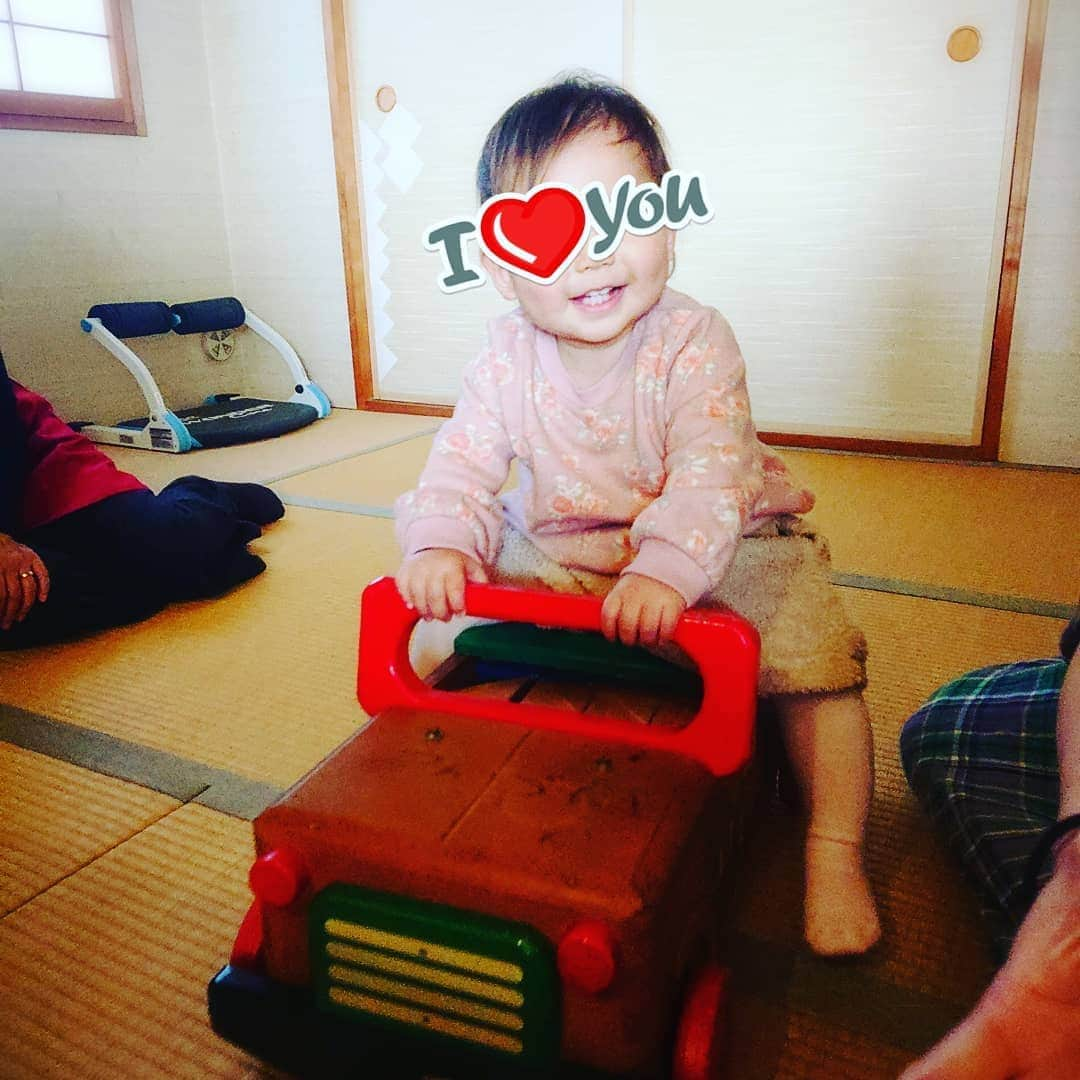 畠山智妃さんのインスタグラム写真 - (畠山智妃Instagram)「もうすぐ弟が産まれるよ👶  そんな、娘ちゃんに不安を感じてるわたし…。 でもホントは娘ちゃんよりも、 私自身が不安だらけなのかもしれない😣  少しずつ、子宮の痛みが始まっている予感がすることによって、 もうすぐ出産である実感がして…  陣痛が始まって病院に向かったら、退院するまで家族誰にも会えないんだもの。 やっぱり怖いなあ。 いつも傍にいてくれる旦那さんにも、娘ちゃんにも頼りっぱなしなんだなあ…。 何が怖いんだろうか… トホホホ。  心配したって不安に思っても、 娘ちゃんはしっかり成長してくれていて、 お腹の中の弟くんも大きくなってくれている。 心配無用なんだけどなあ。  世のお母さん方は強いょなぁって改めて感心しております😭✨ わたしも頑張るぞぉぉぉ❗  そして、コロナの影響で立会いも面会も不可の中出産される皆さまも、 むしろ、その他の身体の不調であらゆる形で入院してる皆さま…不安は隠せないのが正直だと思うけども、 みんなで頑張りましょうね❗  #正産期  #一人でも #ひとりじゃない」4月25日 9時04分 - chaki_wooper