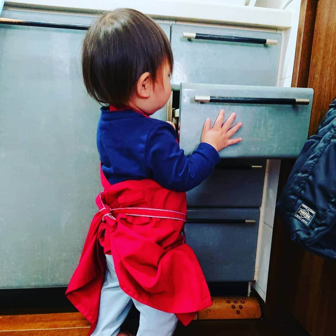 畠山智妃さんのインスタグラム写真 - (畠山智妃Instagram)「もうすぐ弟が産まれるよ👶  そんな、娘ちゃんに不安を感じてるわたし…。 でもホントは娘ちゃんよりも、 私自身が不安だらけなのかもしれない😣  少しずつ、子宮の痛みが始まっている予感がすることによって、 もうすぐ出産である実感がして…  陣痛が始まって病院に向かったら、退院するまで家族誰にも会えないんだもの。 やっぱり怖いなあ。 いつも傍にいてくれる旦那さんにも、娘ちゃんにも頼りっぱなしなんだなあ…。 何が怖いんだろうか… トホホホ。  心配したって不安に思っても、 娘ちゃんはしっかり成長してくれていて、 お腹の中の弟くんも大きくなってくれている。 心配無用なんだけどなあ。  世のお母さん方は強いょなぁって改めて感心しております😭✨ わたしも頑張るぞぉぉぉ❗  そして、コロナの影響で立会いも面会も不可の中出産される皆さまも、 むしろ、その他の身体の不調であらゆる形で入院してる皆さま…不安は隠せないのが正直だと思うけども、 みんなで頑張りましょうね❗  #正産期  #一人でも #ひとりじゃない」4月25日 9時04分 - chaki_wooper