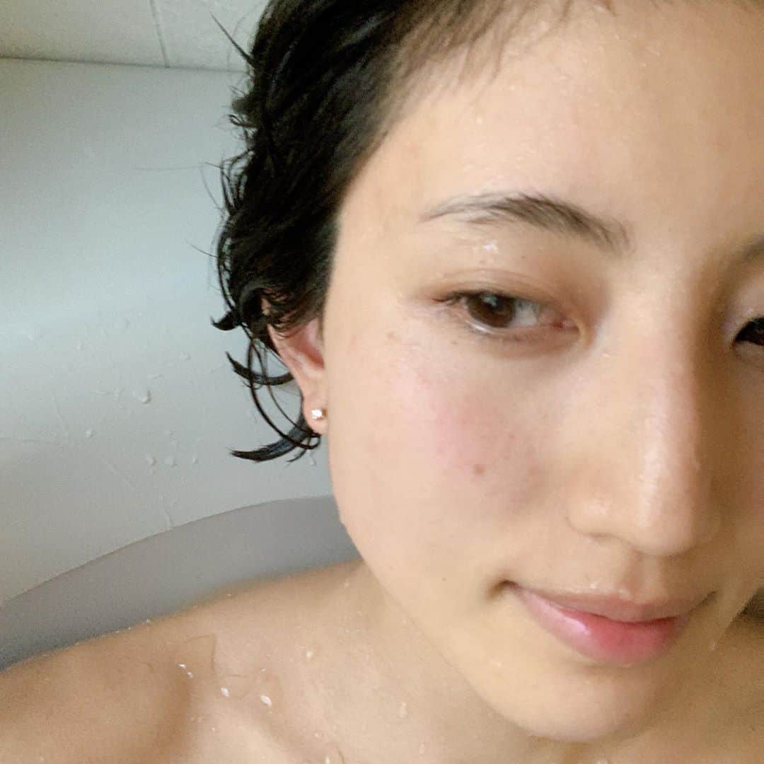 望月一花のインスタグラム：「昔ねぇ、言われたのですよ。 パリコレとかのショーモデルやキラキラした世界に憧れてて、でも身長が思いのほか伸びなくて。 今思えば、幼少期の急激な家庭や環境の変化についていけなかった（ついていっているフリをしていた）からか、生活も自分もコンフォートゾーンではなくて。 顔にも身体にも無い物ねだりのコンプレックスいっぱいな私に、衝撃を受けた言葉。 ・ 「解決できないことは悩みじゃない 解決できることが悩みだ。」 ・ 身長は自分で伸ばせるのか？ 物理的に不可能だよね。 そしたら、それは悩みじゃない。 いくら悩んでも解決しないもの。 自分で変えられることだけが、"悩み"なんだ。 つまり、悩みから解決に繋がっていく。 ・ そこから私は不必要に悩むことをやめて、 本当に必要なことだけを考えた。 そうして、コンプレックスだらけで 人前で見栄張りまくりのスッピンにもなれなかった私が、いつしか素肌やありのままの自分を愛せるように、誇らしくなれるまでに至った。 ・ 「自信は、女性が最もまとうべきドレスだよ」 ・ 当時18歳の小娘に 愛あふれる美しい言葉の数々をくださった 当時の事務所社長、 本当にありがとうございました。 私は、愛を受け継ぎ 身をもって伝えていきます。」