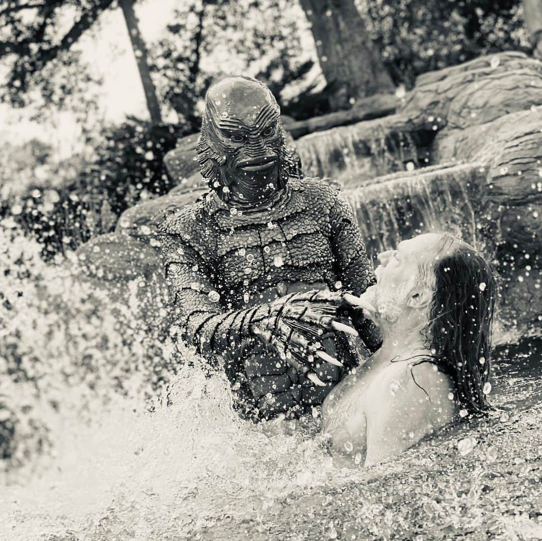 グレゴリー・ニコテロのインスタグラム：「So this is what happen when you throw your full size fiberglass Creature from the Black Lagoon into the swimming pool...IT comes to life and tries to drown you! #universalmonsters #stayingbusy #quarantinelife #knbefxgroup #creaturefromtheblacklagoon」