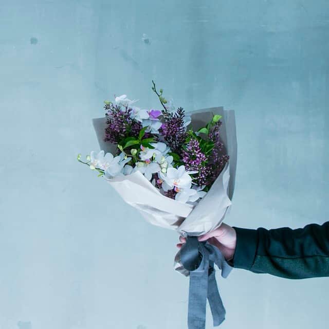 MARLMARL（マールマール）さんのインスタグラム写真 - (MARLMARL（マールマール）Instagram)「【おうちにお花を飾ろう！】STAY HOME FLOWERS 受注締め切りは4/26正午‌ ‌ おうち時間が増えた今だからこそ、‌ 今年のGWは自宅にお花を飾ってみませんか？‌ ‌ @cado_marlmarl より、季節のブーケを全国へお届けする特別商品をご用意しました。‌ Lサイズ、Sサイズよりお選びいただけます。‌ ‌ ※画像のブーケはSサイズ‌ ※花材はイメージです。仕入れ日のおすすめのものでお作りします。‌ ‌ --‌ 受注締め切り‌ 4/26(日) 正午‌ --‌ ‌ 詳しくは @cado_marlmarl の投稿をご確認ください。 ‌ ※ブーケ到着日は4/28〜4/29です。母の日ブーケとは異なります。‌ ※フラワーベースは付属しません。‌ ‌」4月25日 9時16分 - marlmarl_tokyo