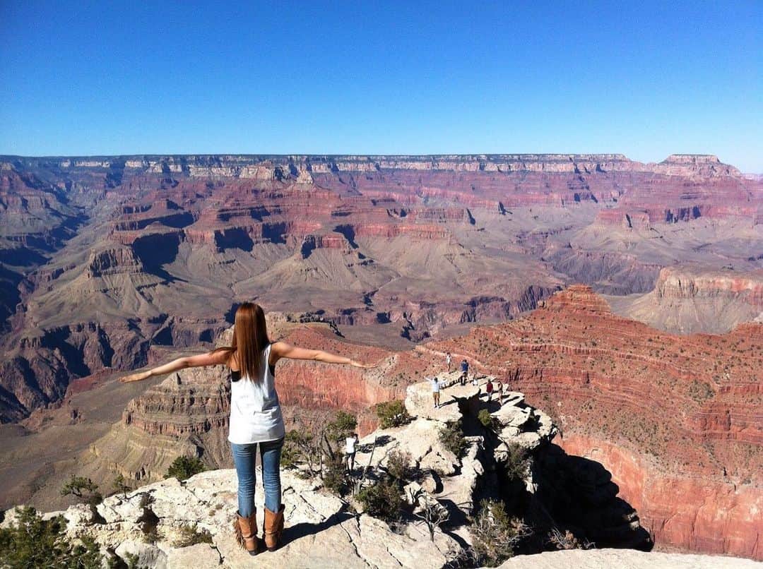 のインスタグラム：「Twitterにも載せたけど、写真をUPするリレーが回ってきて、写真探してたら見つけたやつ📸 6年前？！とかかな？ アメリカで、ハーレー乗って旅しながらライブをした時の😆 グランドキャニオン！ よく見たら遠くで同じポーズしてる人おるやん！笑 また色んな所いきたいなぁ。  #グランドキャニオン  #grandcanyon  #beautifulview  #memories」