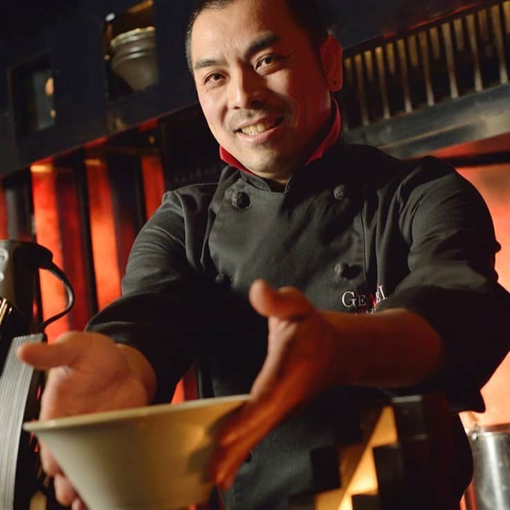 黒田アーサーのインスタグラム：「テレビでお馴染みラーメン料理の達人🍜入江瑛起さんの「GENEI WAGAN 」ラーメンがお家で食べられるんです‼️ 作り方の説明動画もあって、簡単にお店の味が頂けますよー！ GENEI.WAGAN 東京都渋谷区広尾1-10-10 ＮＫビル B1F 03-3449-6010  お家でGENEIのご希望の方へ。 ■店舗受取 https://yoyaku.at/geneiwagan_to_go ■自宅配送 https://yoyaku.at/geneiwagan_transport」